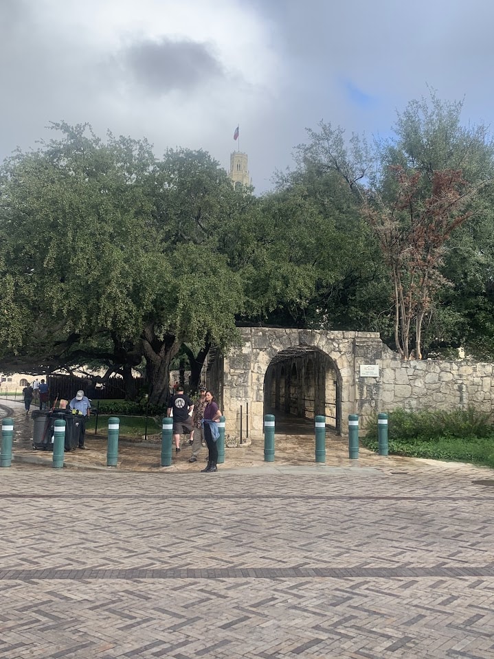 A walkway into the Alamo from the side