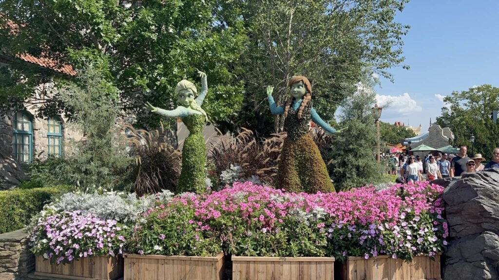 Ana and Elsa as garden statues 