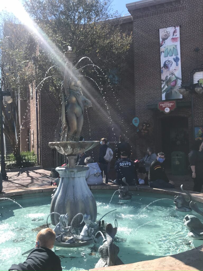 A fountain statue of Miss Piggy that looks like Lady Liberty 